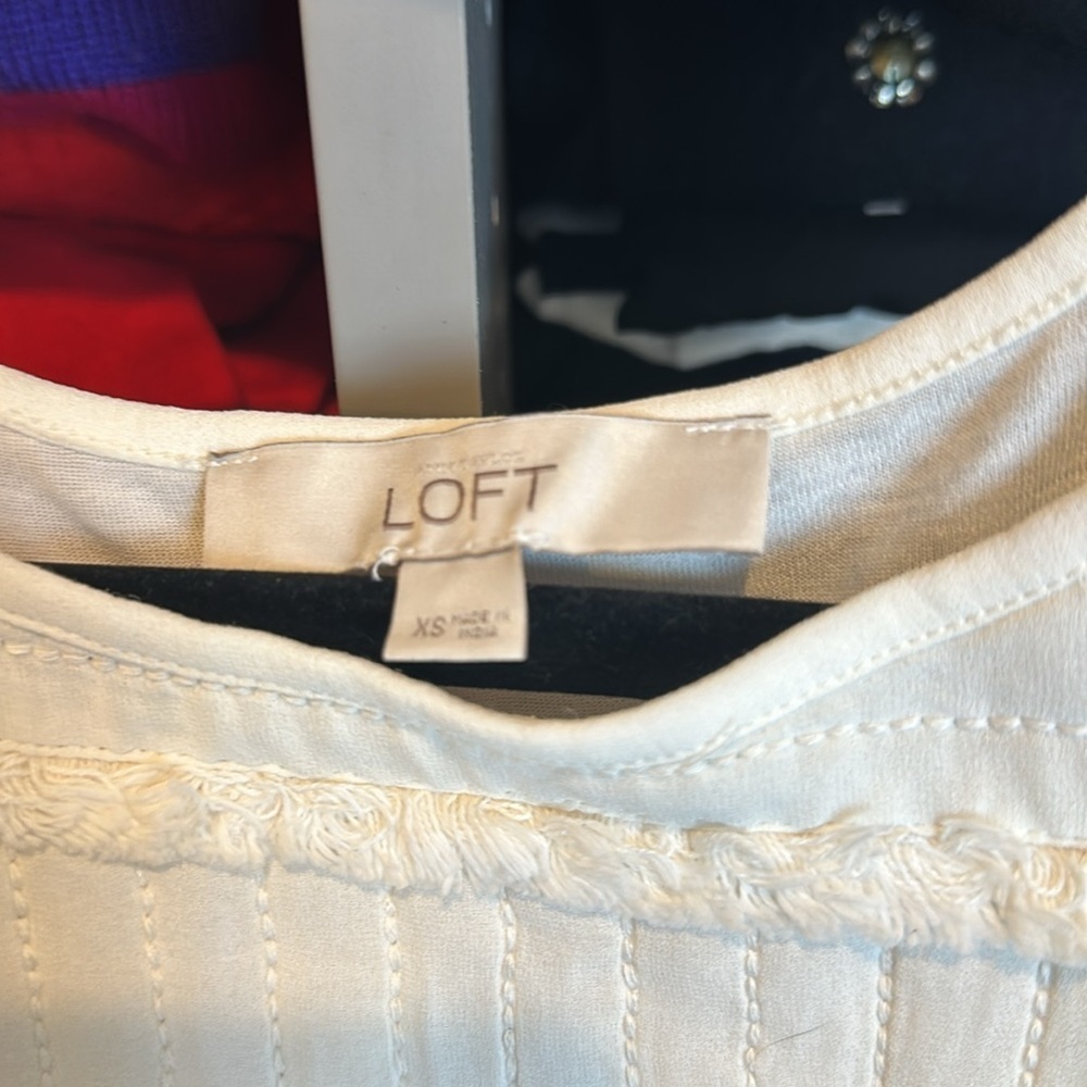 Loft ivory sleeveless scoop neck fringed top size XS - Picture 2 of 3